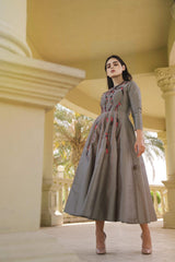 فستان سهرة شانتون فخم - تصميم يدوي مع قصات وبريم - tahaniboutique