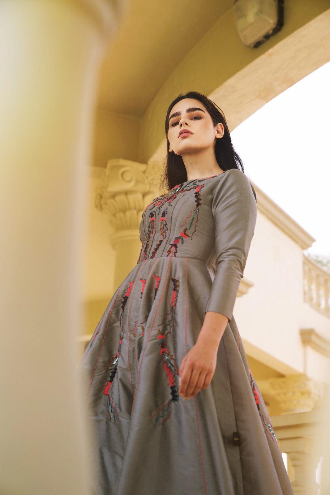 فستان سهرة شانتون فخم - تصميم يدوي مع قصات وبريم - tahaniboutique