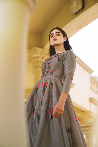 فستان سهرة شانتون فخم - تصميم يدوي مع قصات وبريم - tahaniboutique