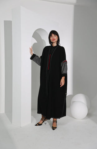 عباية عملية من كريب ياباني مع تفاصيل أنيقة - tahaniboutique
