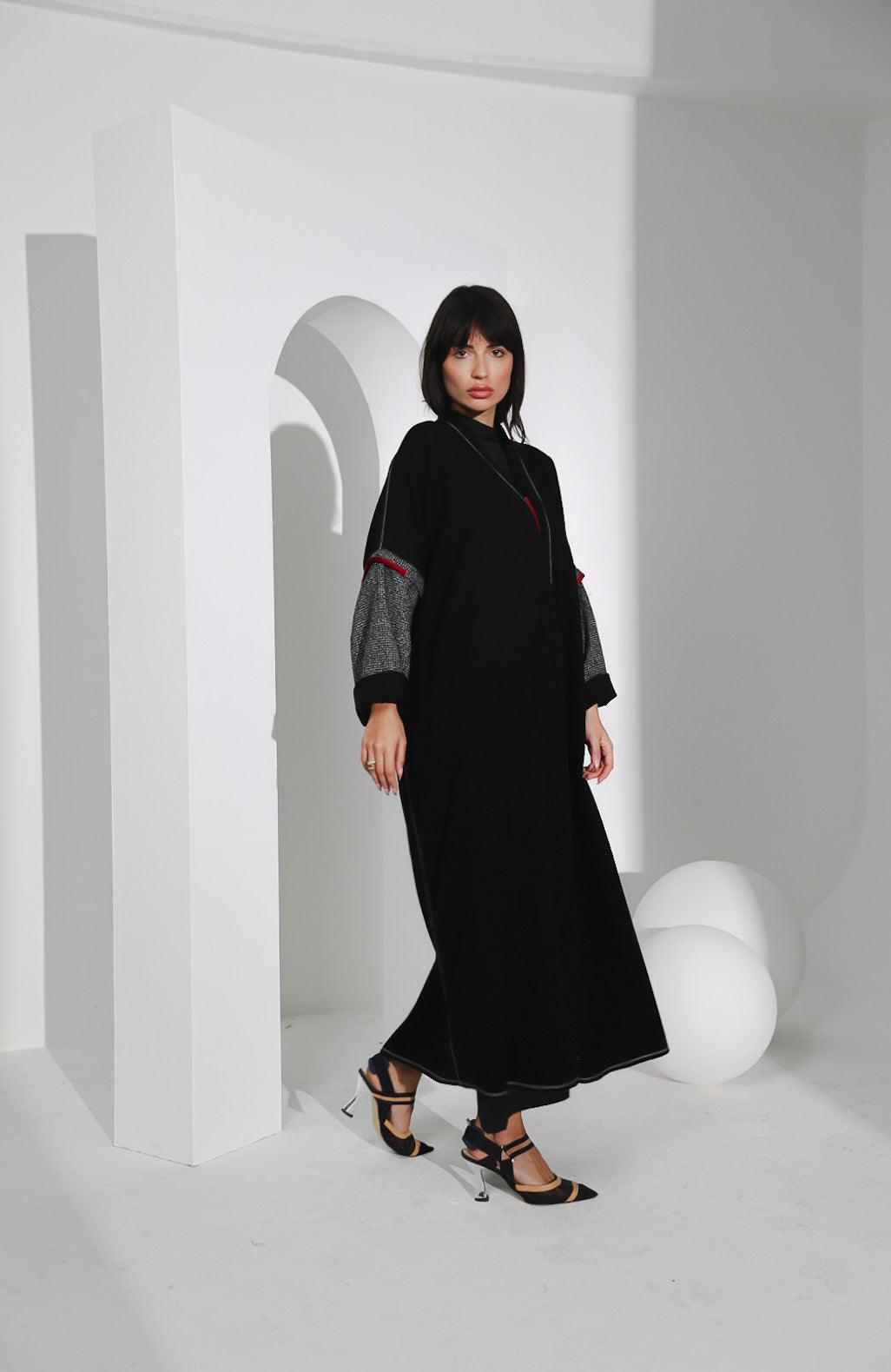 عباية عملية من كريب ياباني مع تفاصيل أنيقة - tahaniboutique