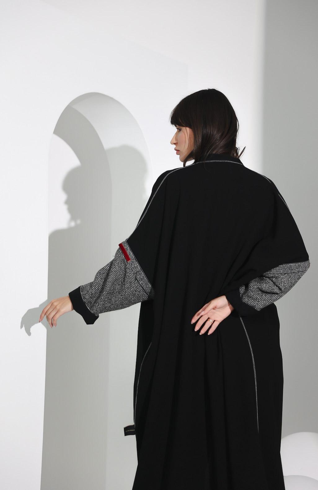 عباية عملية من كريب ياباني مع تفاصيل أنيقة - tahaniboutique