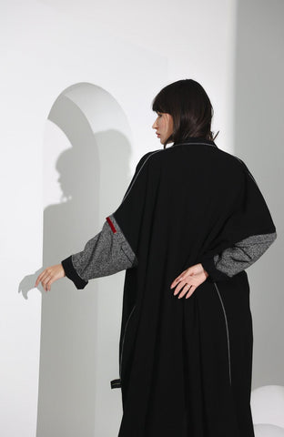 عباية عملية من كريب ياباني مع تفاصيل أنيقة - tahaniboutique
