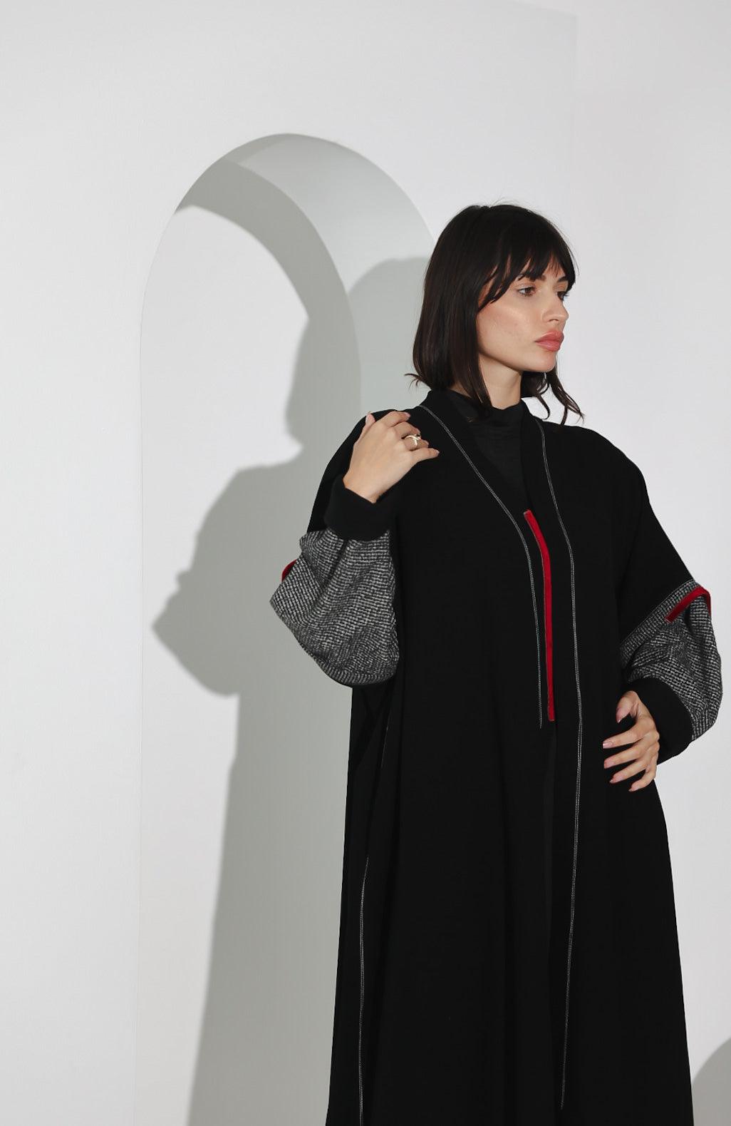 عباية عملية من كريب ياباني مع تفاصيل أنيقة - tahaniboutique