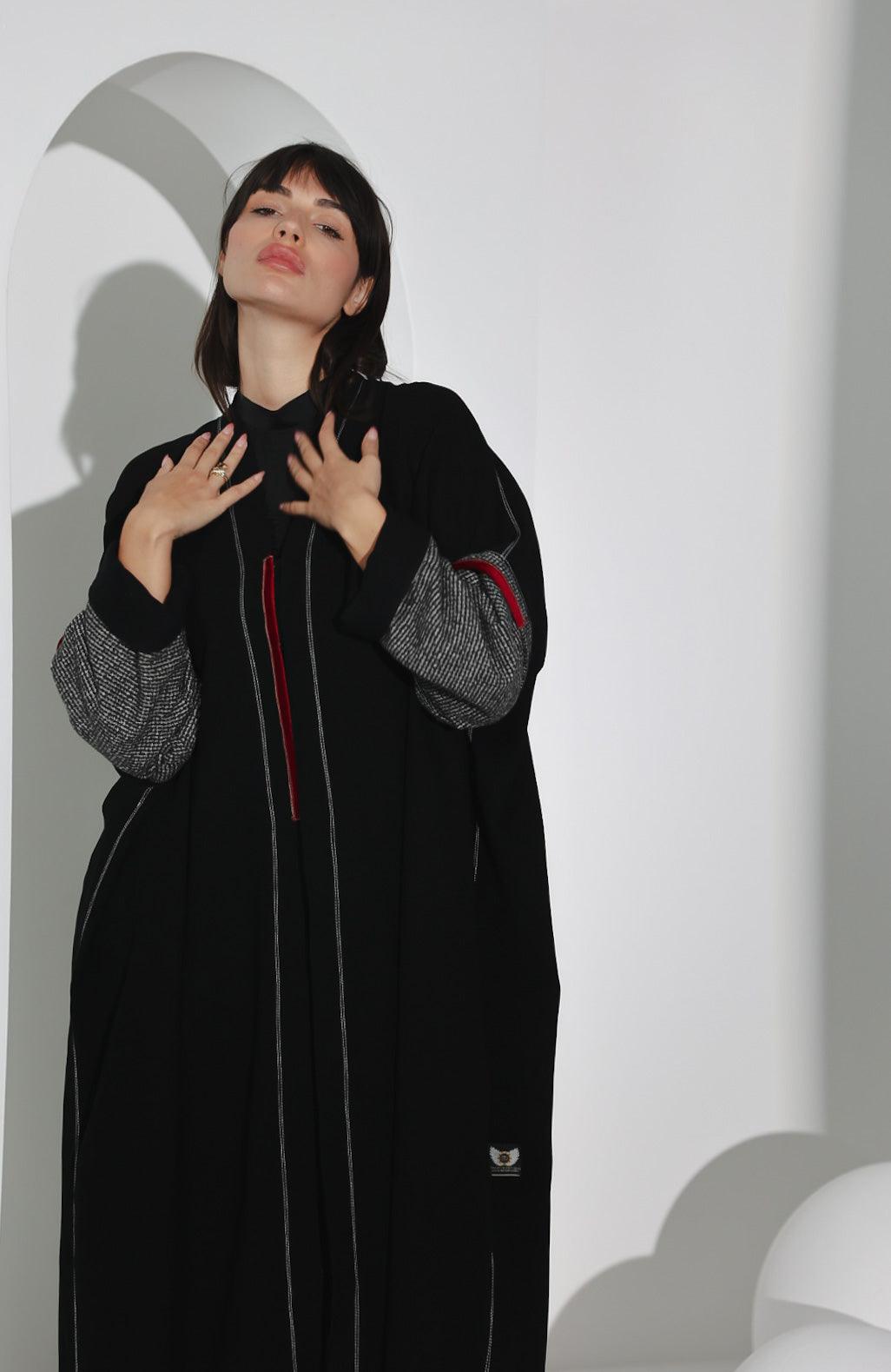 عباية عملية من كريب ياباني مع تفاصيل أنيقة - tahaniboutique