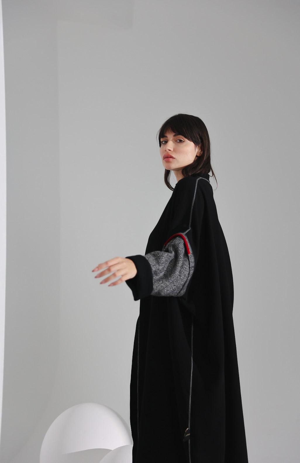 عباية عملية من كريب ياباني مع تفاصيل أنيقة - tahaniboutique