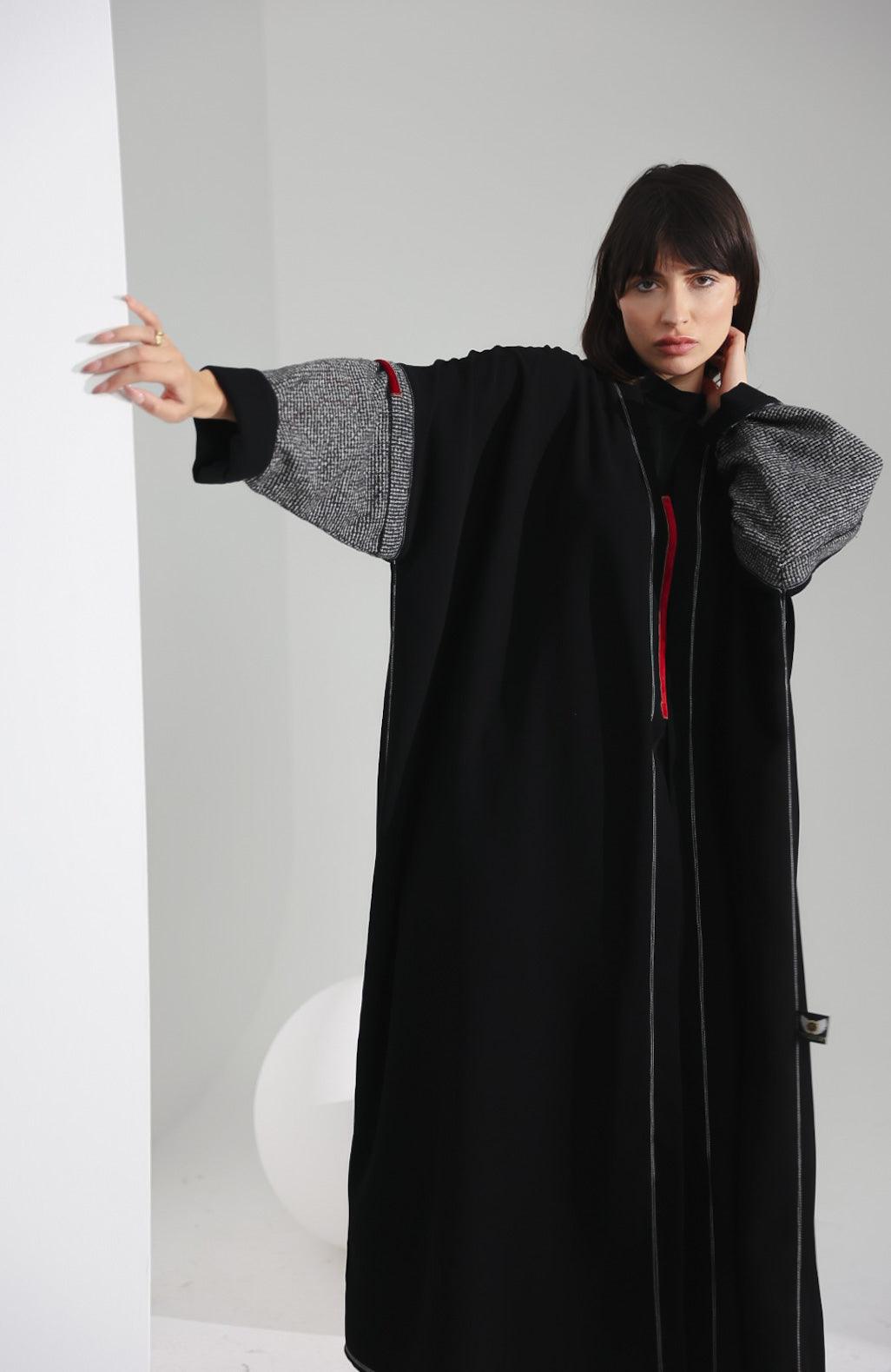 عباية عملية من كريب ياباني مع تفاصيل أنيقة - tahaniboutique