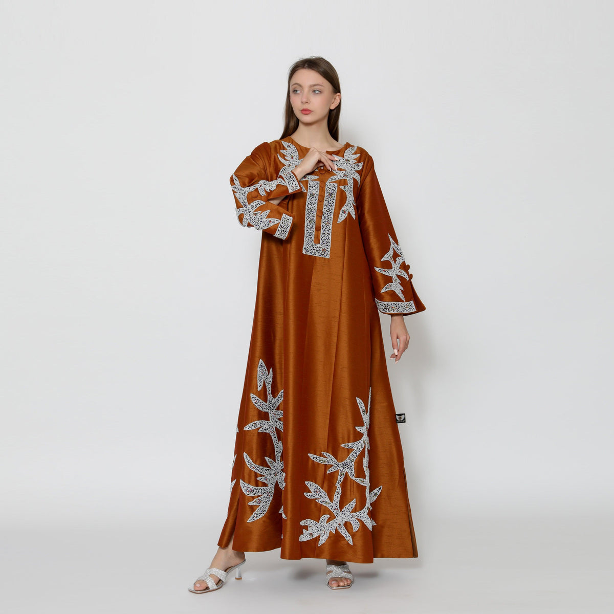دراعة فخمة بقصة دبل كلوش راقية - مشكوكة يدوياً باللؤلؤ والنمنم | شانتون - tahaniboutique