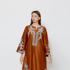دراعة فخمة بقصة دبل كلوش راقية - مشكوكة يدوياً باللؤلؤ والنمنم | شانتون - tahaniboutique