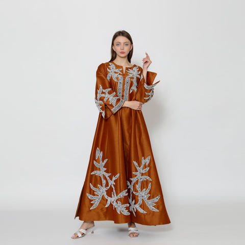 دراعة فخمة بقصة دبل كلوش راقية - مشكوكة يدوياً باللؤلؤ والنمنم | شانتون - tahaniboutique