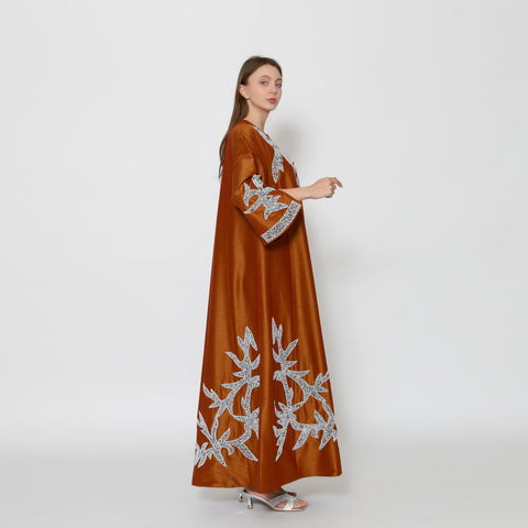 دراعة فخمة بقصة دبل كلوش راقية - مشكوكة يدوياً باللؤلؤ والنمنم | شانتون - tahaniboutique