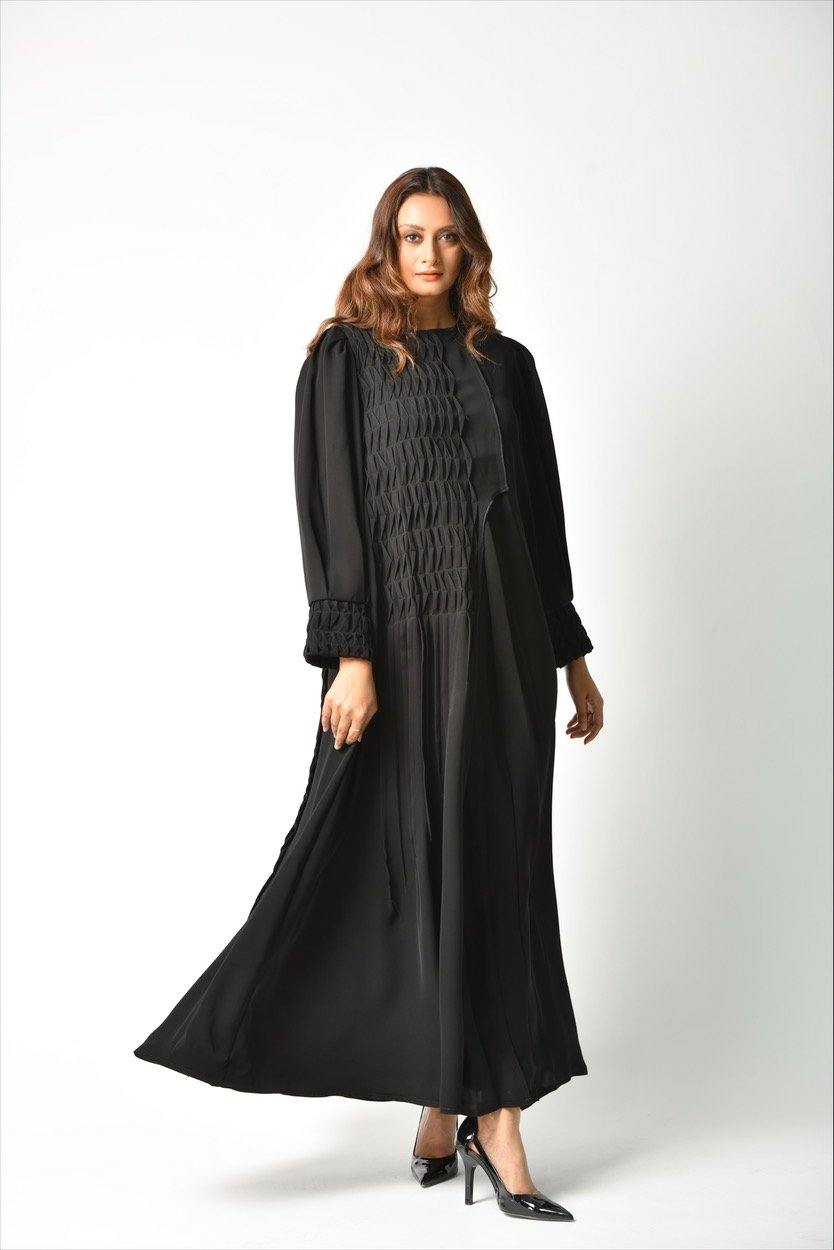 عباية سوداء بكسرات طولية من تهاني بوتيك - tahaniboutique