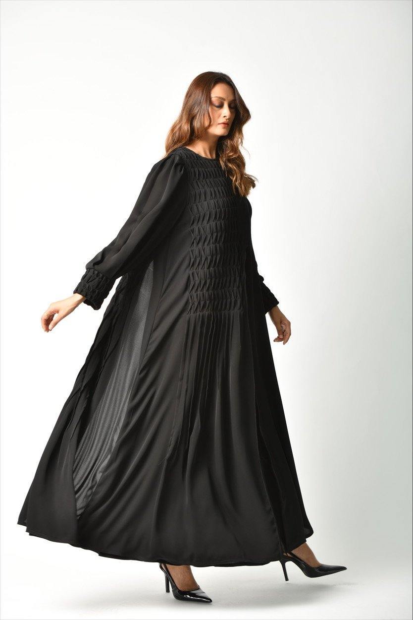 عباية سوداء بكسرات طولية من تهاني بوتيك - tahaniboutique