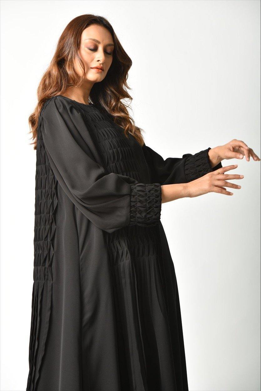 عباية سوداء بكسرات طولية من تهاني بوتيك - tahaniboutique