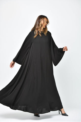 عباية كريب سادة بقصات طولية وتربل كلوش من تهاني بوتيك - tahaniboutique