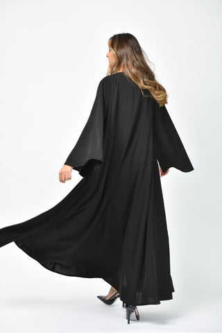 عباية كريب سادة بقصات طولية وتربل كلوش من تهاني بوتيك - tahaniboutique