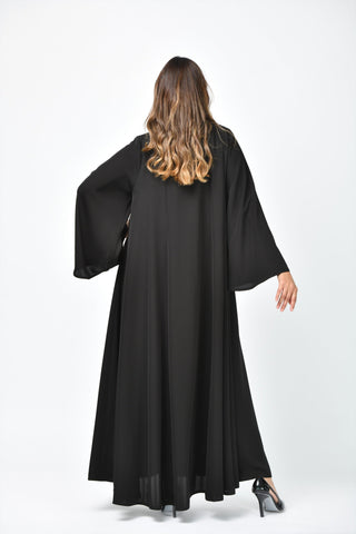 عباية كريب سادة بقصات طولية وتربل كلوش من تهاني بوتيك - tahaniboutique
