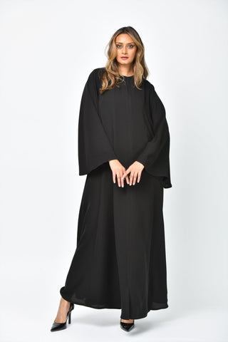 عباية كريب سادة بقصات طولية وتربل كلوش من تهاني بوتيك - tahaniboutique