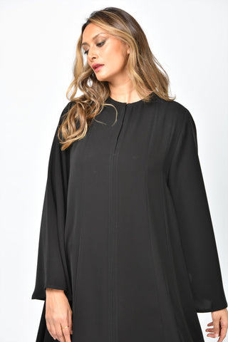 عباية كريب سادة بقصات طولية وتربل كلوش من تهاني بوتيك - tahaniboutique