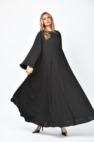 عباية كريب سادة بقصات طولية وتربل كلوش من تهاني بوتيك - tahaniboutique