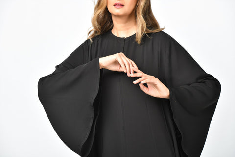 عباية كريب سادة بقصات طولية وتربل كلوش من تهاني بوتيك - tahaniboutique