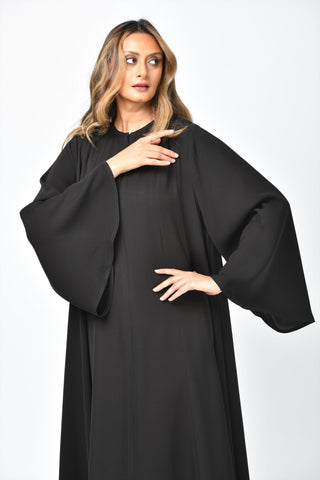 عباية كريب سادة بقصات طولية وتربل كلوش من تهاني بوتيك - tahaniboutique