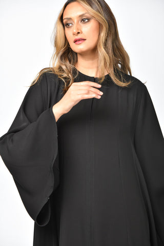 عباية كريب سادة بقصات طولية وتربل كلوش من تهاني بوتيك - tahaniboutique