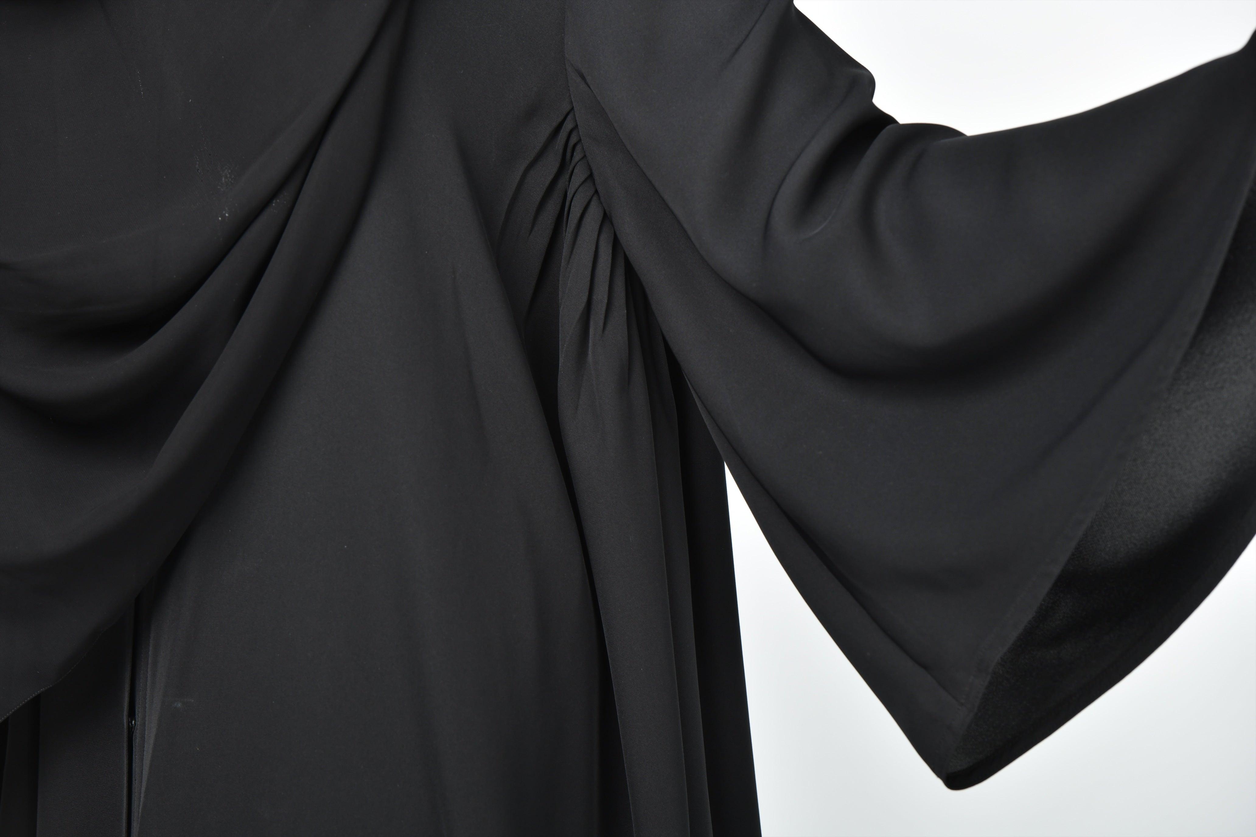 عباية سادة دبل كلوش بكسرات كلاسيكية من تهاني بوتيك - tahaniboutique