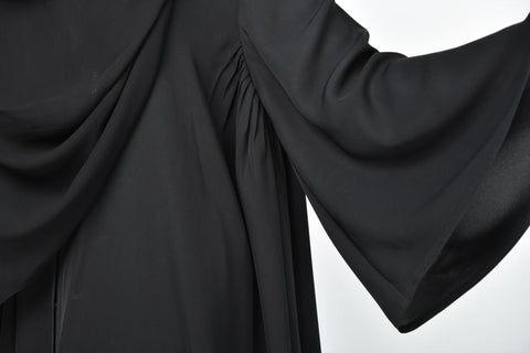 عباية سادة دبل كلوش بكسرات كلاسيكية من تهاني بوتيك - tahaniboutique