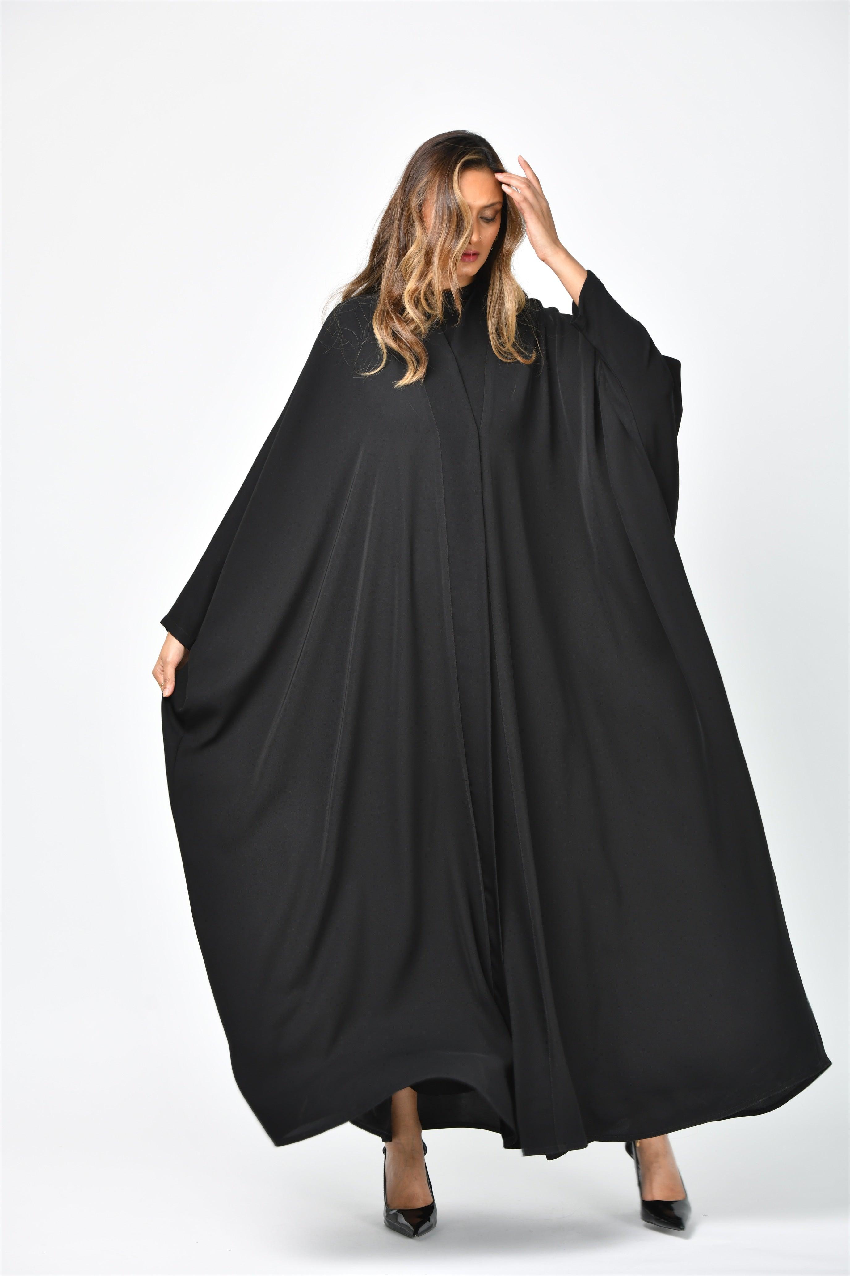 عباية سوداء سادة بقصة قطرية من تهاني بوتيك - tahaniboutique