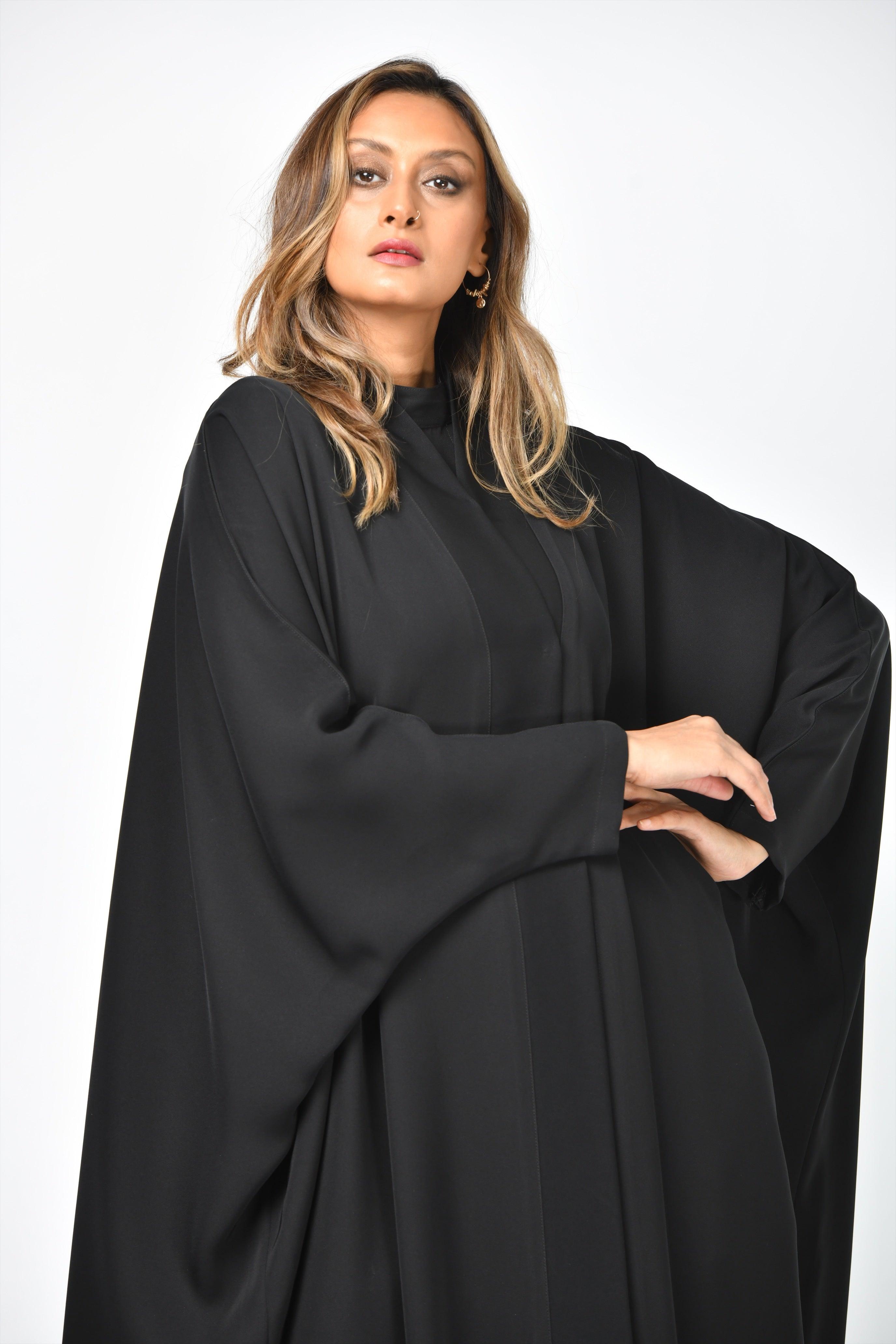 عباية سوداء سادة بقصة قطرية من تهاني بوتيك - tahaniboutique