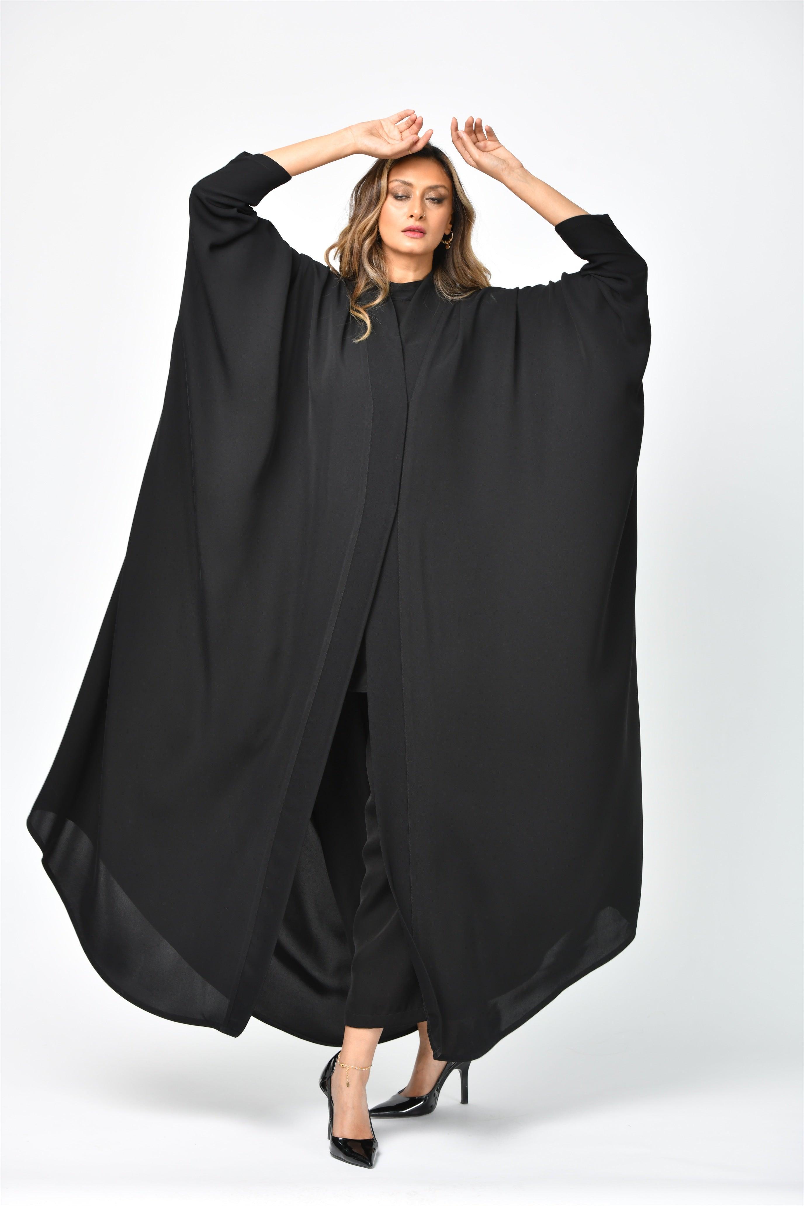 عباية سوداء سادة بقصة قطرية من تهاني بوتيك - tahaniboutique