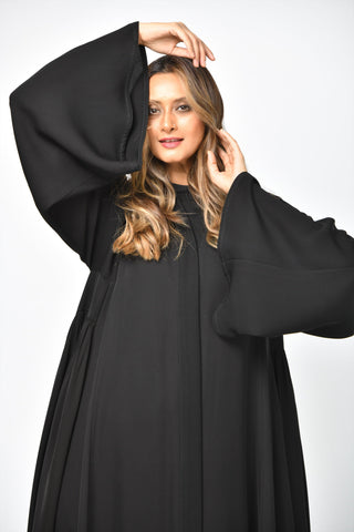 عباية تربل كلوش سادة مع قصات وكسرات من تهاني بوتيك - tahaniboutique
