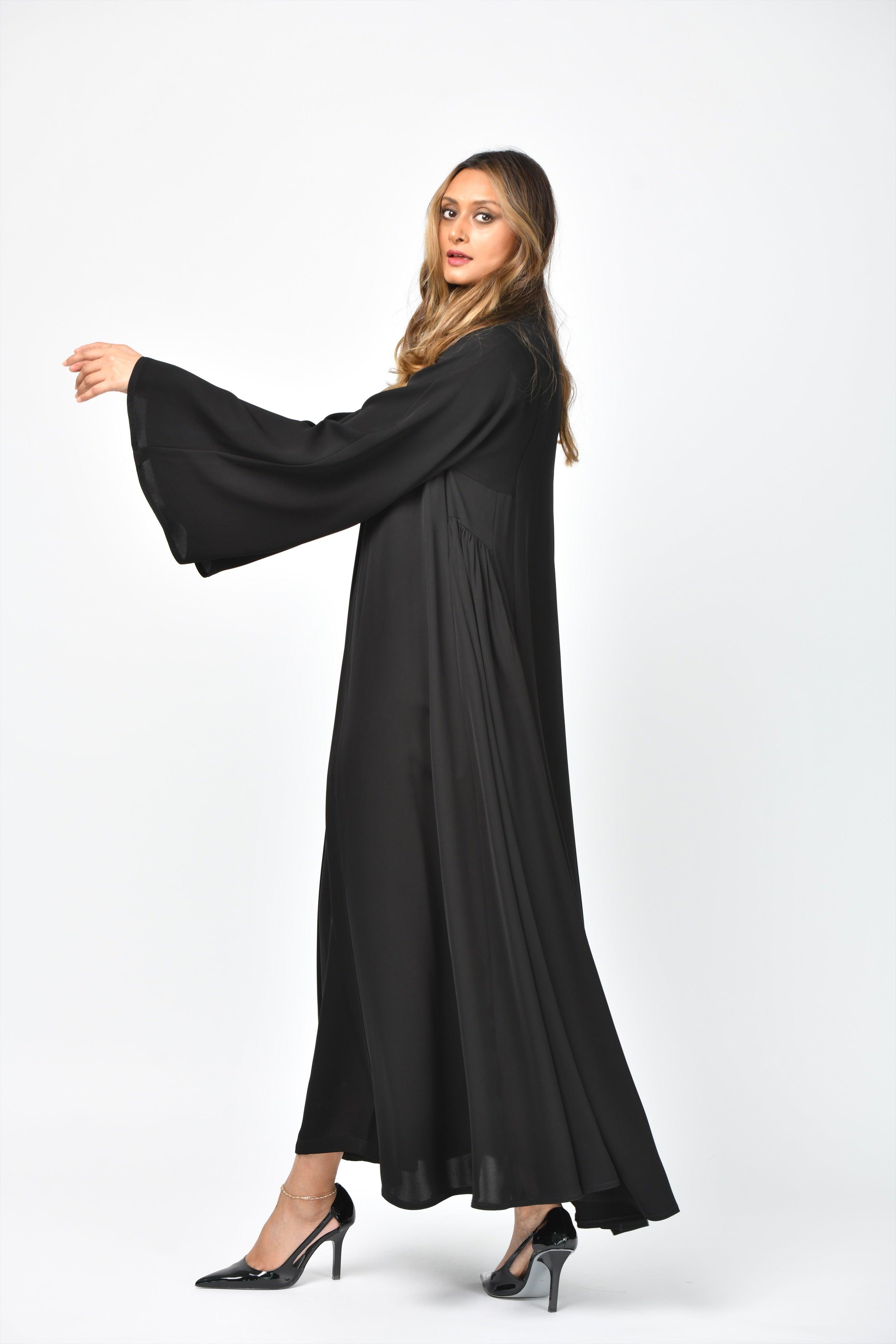 عباية تربل كلوش سادة مع قصات وكسرات من تهاني بوتيك - tahaniboutique
