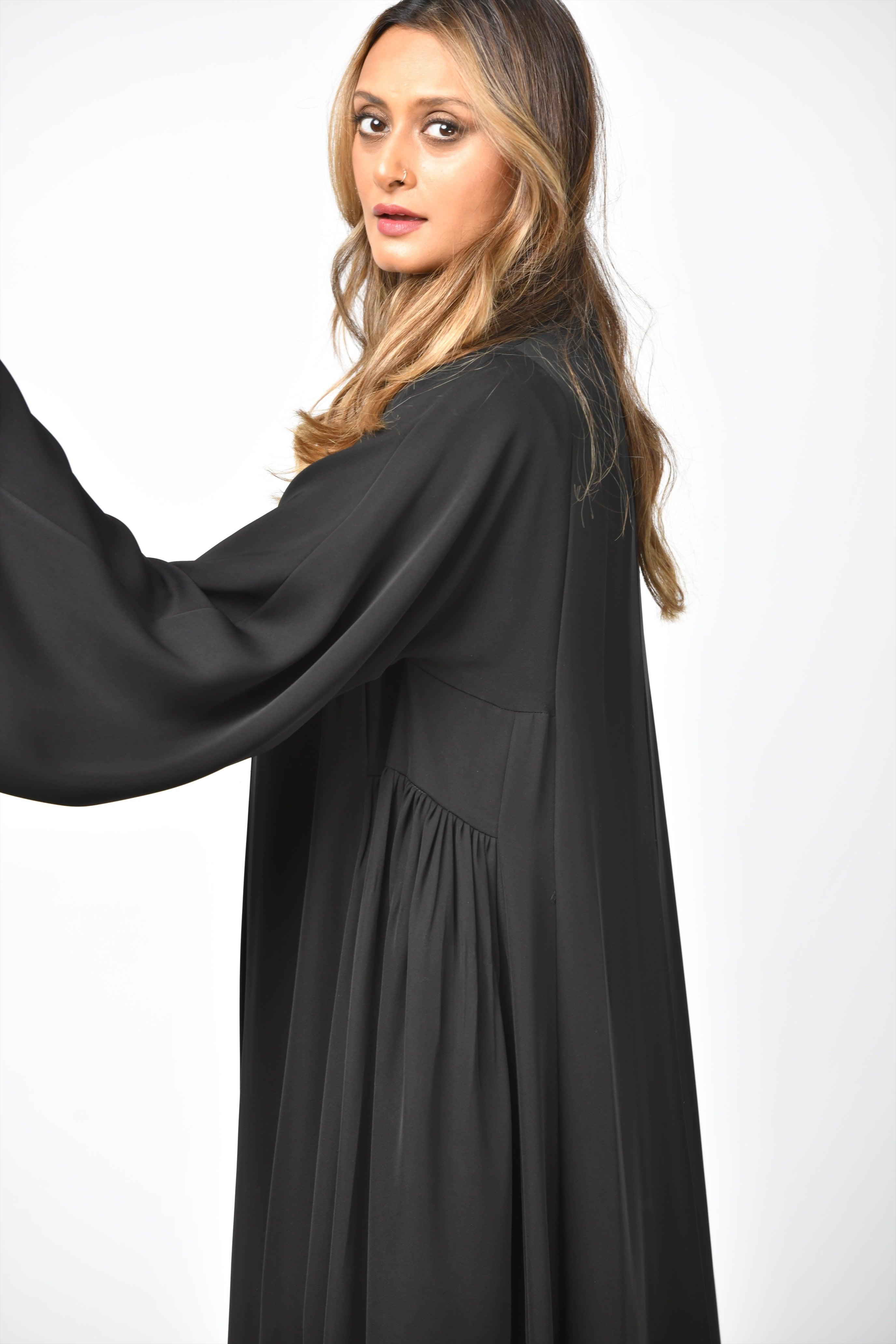 عباية تربل كلوش سادة مع قصات وكسرات من تهاني بوتيك - tahaniboutique