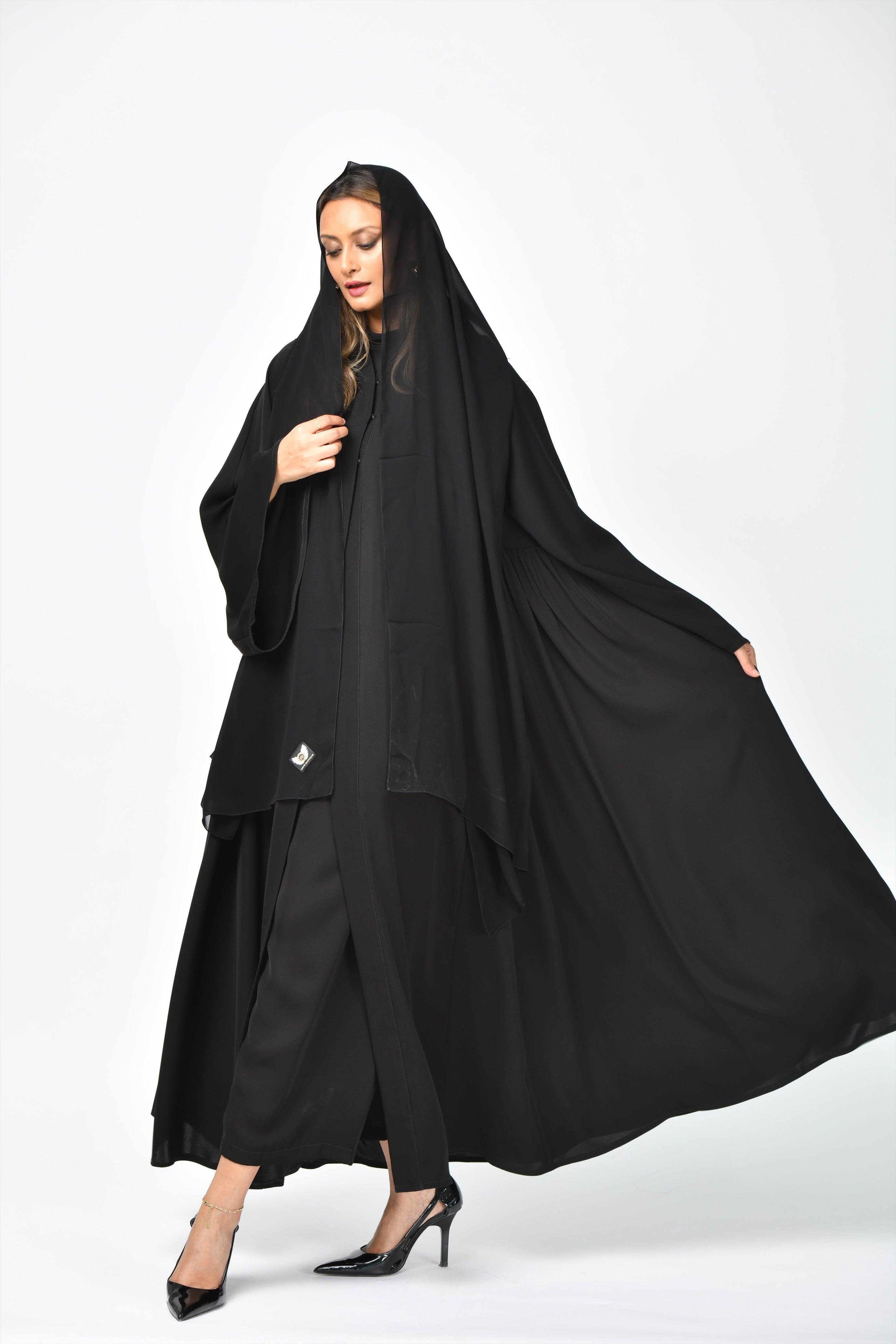 عباية تربل كلوش سادة مع قصات وكسرات من تهاني بوتيك - tahaniboutique