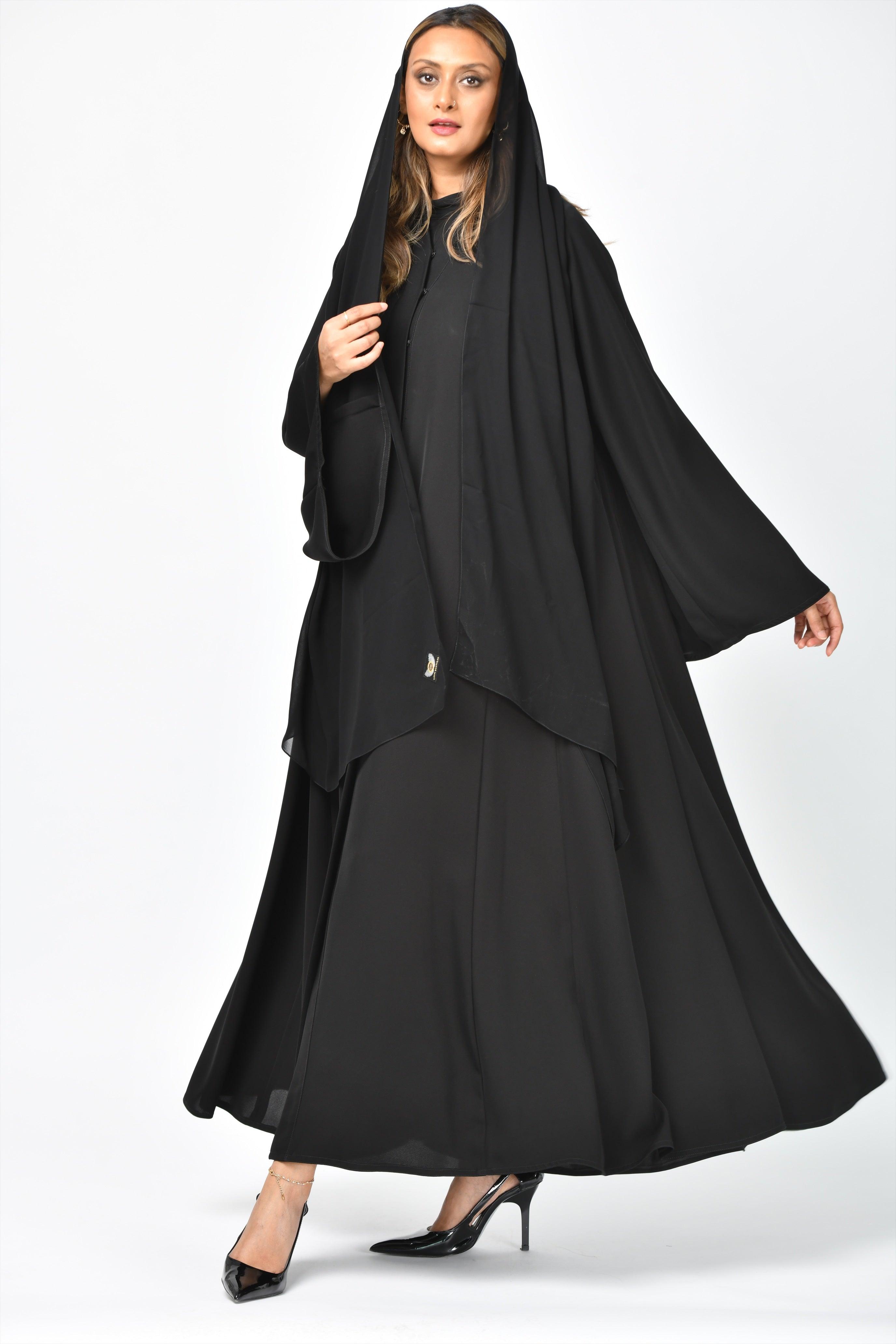 عباية تربل كلوش سادة مع قصات وكسرات من تهاني بوتيك - tahaniboutique