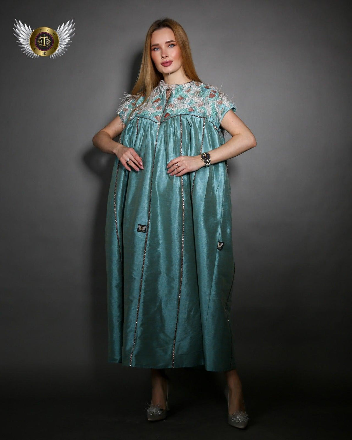 فستان فخم من شانتون - تصميم يدوي مع قصات مميزة - tahaniboutique