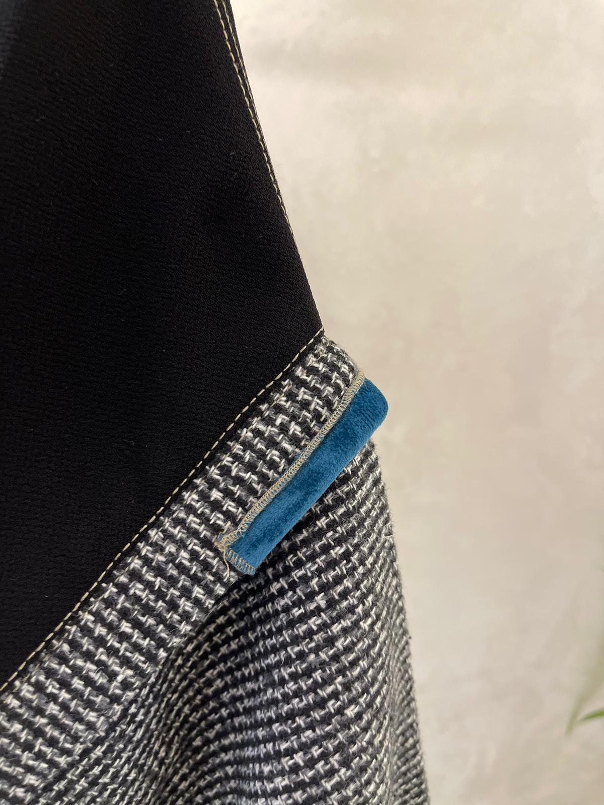 عباية عملية من كريب ياباني مع تفاصيل أنيقة - tahaniboutique
