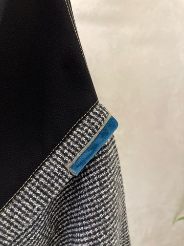 عباية عملية من كريب ياباني مع تفاصيل أنيقة - tahaniboutique