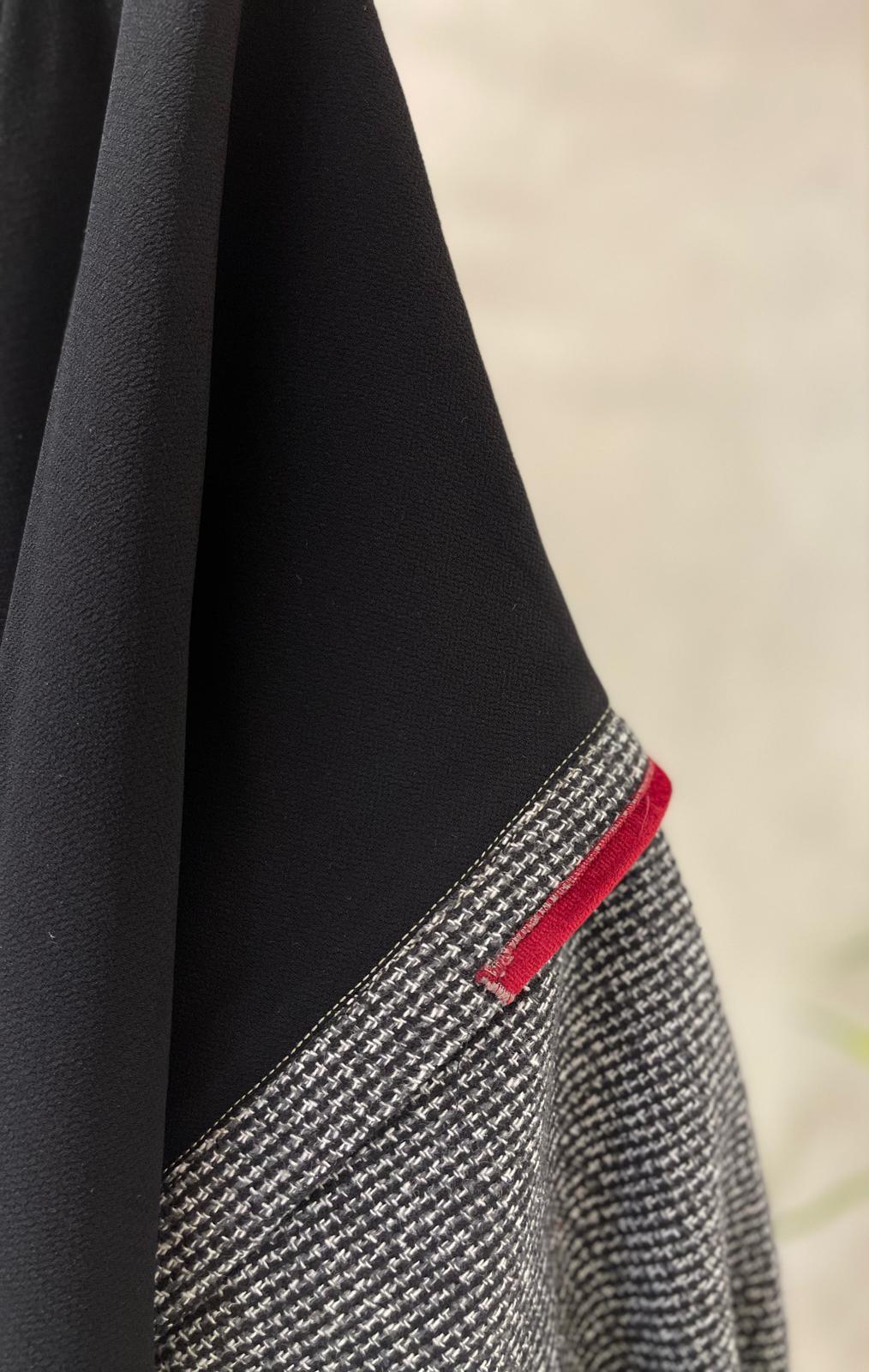 عباية عملية من كريب ياباني مع تفاصيل أنيقة - tahaniboutique