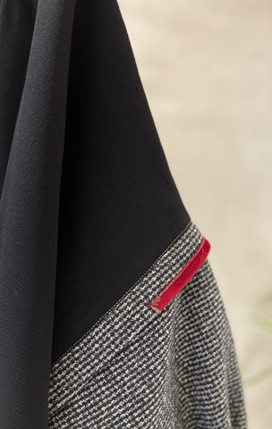 عباية عملية من كريب ياباني مع تفاصيل أنيقة - tahaniboutique