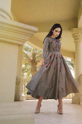 فستان سهرة شانتون فخم - تصميم يدوي مع قصات وبريم - tahaniboutique